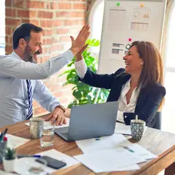 Formateur et apprenante en cours d'anglais en présentiel