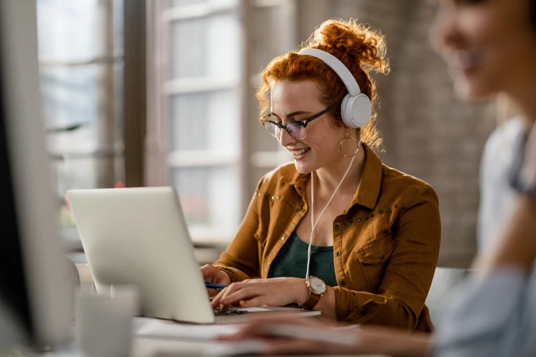Apprenante suivant un cours de langue en ligne